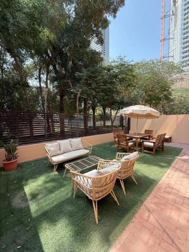 Luxury 4BR Townhouse with Maids Room in Jumeirah Island - image 13