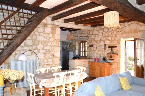 La Poitevinière, jardin, barbecue, proche Saumur, x7, wifi (La Poiteviniere, jardin, barbecue, proche Saumur, x7, wifi) in Neuille