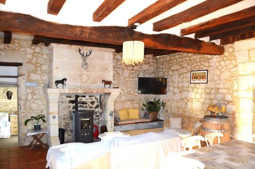 La Poitevinière, jardin, barbecue, proche Saumur, x7, wifi (La Poiteviniere, jardin, barbecue, proche Saumur, x7, wifi) in Neuille