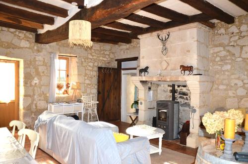 La Poitevinière, jardin, barbecue, proche Saumur, x7, wifi (La Poiteviniere, jardin, barbecue, proche Saumur, x7, wifi) in Neuille