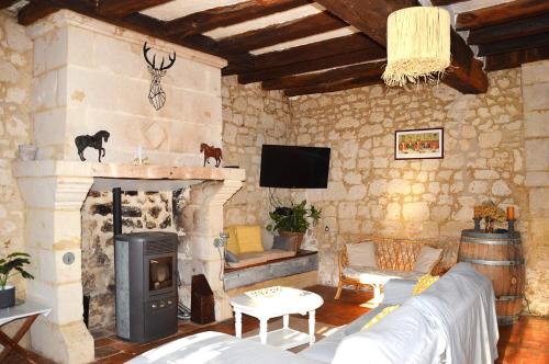 La Poitevinière, jardin, barbecue, proche Saumur, x7, wifi (La Poiteviniere, jardin, barbecue, proche Saumur, x7, wifi) in Neuille