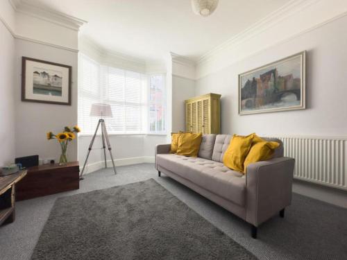 Victorian Home with Dedicated Workspace, Sherwood Nottingham – khách sạn tại Sherwood
