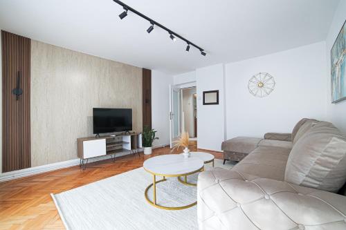 Central Quiet Retreat One BDR apartment with balcony