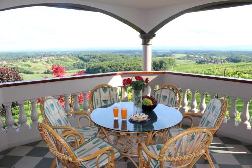 Viesnīcas āriene, Villa Lotus in Robadje