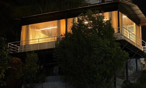 Serene Mountains Munnar - Glass Villa - Munnar