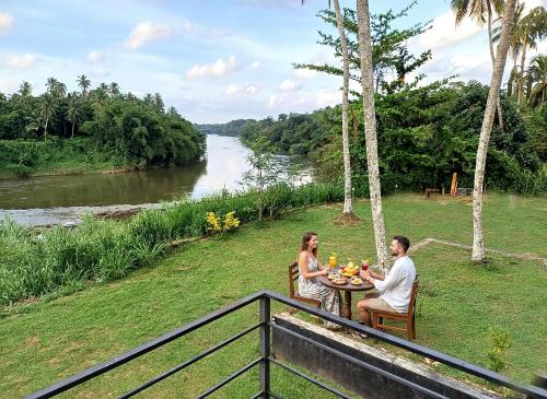 Golden Riverside Resort Kosgama in Hanwella