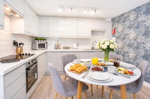 Minster's Reach Apartments -Stylish City-Centre Retreat's 5