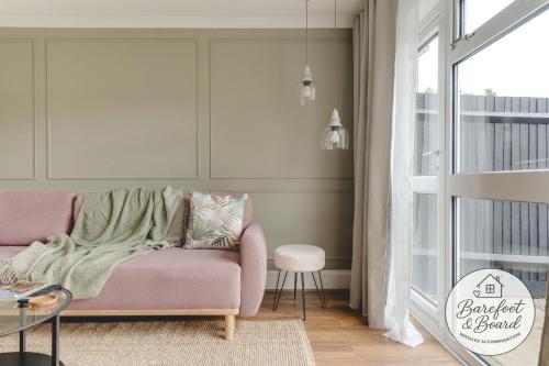 Luxury 2-Bed House in Stevenage Sleeps 6 Free Parking Barefoot & Board gîte à louer Best Western Roebuck Inn