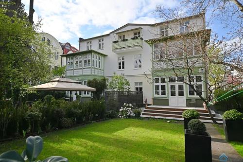 Cosy Apartment close to the Beach in Sopot by Noclegi Renters - image 5