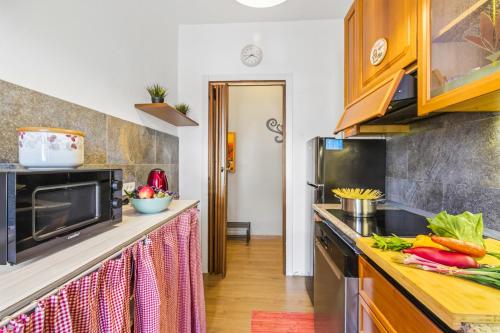 virtuve, Casa Mirella quiet 2BR with View, Balcony and AC - Happy Rentals in Nebbiuno