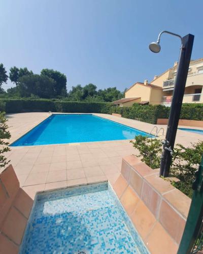 Úszómedence, Cogtrop - Studio de Charme avec Jardinet Privatif dans residence avec piscine au cœur du Golfe de Sa in Cogolin