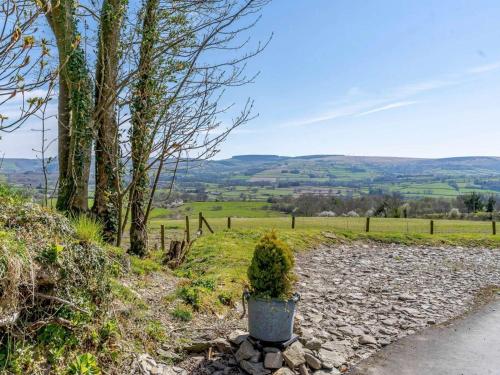 Iekārtas, 1 Bed in Llanybydder oc-81354 in Llanwenog
