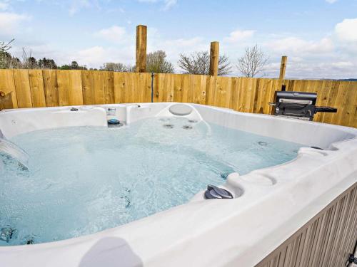 Iekārtas, 2 Bed in Llanybydder oc-81353 in Llanwenog