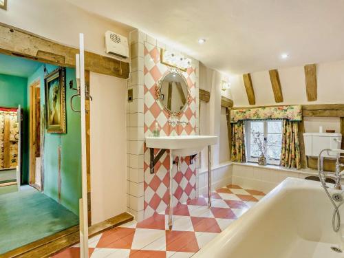 Iekārtas, 4 Bed in Eye- oc-34389 in Thornham Magna