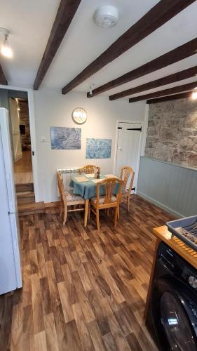 Recently refurbished comfort at The Ark by the sea in Лочкаррон