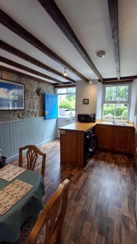 Recently refurbished comfort at The Ark by the sea in Лочкаррон