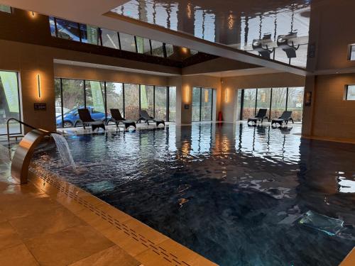 泳池, Lyons Woodlands Hall in 魯思因