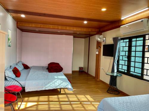 3 queen beds