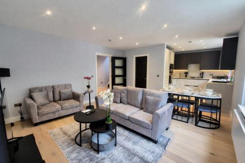 Stylish Three Bedroom Ensuite Duplex Apartment in West Hampstead, Londres
