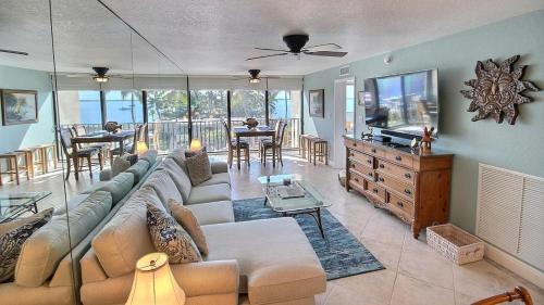 . B307 Moon Bay