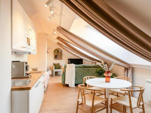 TurnKey I Antonin Dvorak Apartments 4
