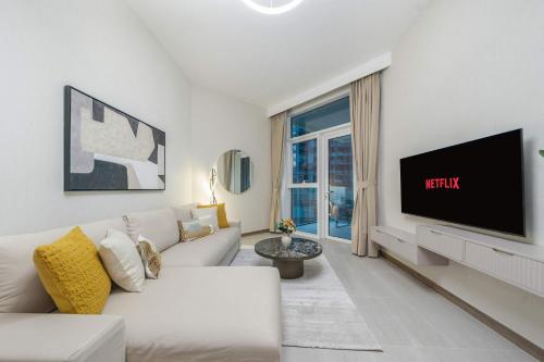 Chic 1BR at the Canal Business Bay, Dubai
