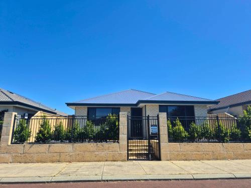 Dalyellup Guest House- Walk to Shops, Near Beach & Bunbury - Penrith