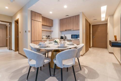 Luxury 2BR with Stunning Lake View in Business Bay - image 4