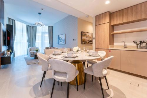 Luxury 2BR with Stunning Lake View in Business Bay - image 11