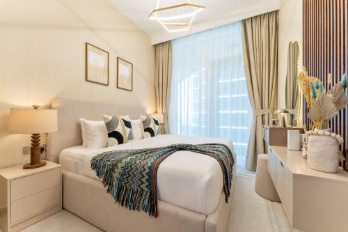 Luxury 2BR with Stunning Lake View in Business Bay - image 5