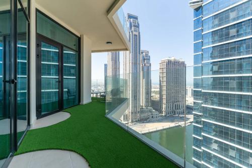 Luxury 2BR with Stunning Lake View in Business Bay - image 10