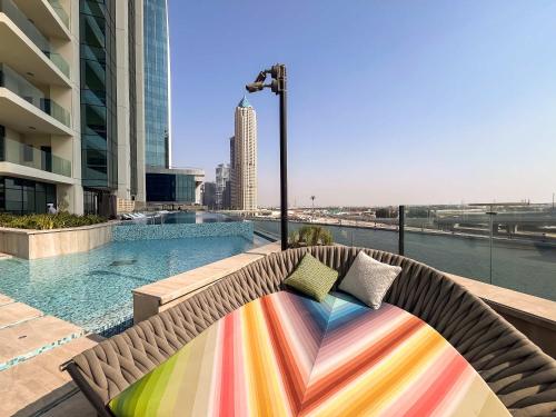 Luxury 2BR with Stunning Lake View in Business Bay - image 9