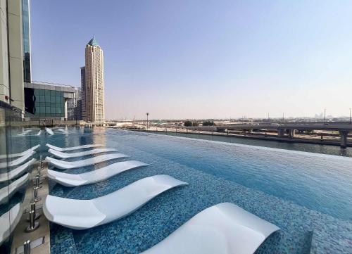 Luxury 2BR with Stunning Lake View in Business Bay - image 14