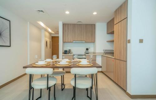 Elegant High Floor 2BR Furnished Urban Oasis - image 8
