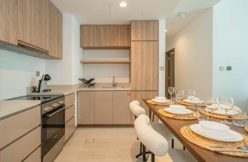 Elegant High Floor 2BR Furnished Urban Oasis - image 14