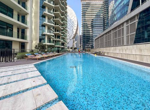 Elegant High Floor 2BR Furnished Urban Oasis - image 6
