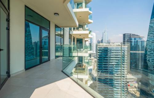Elegant High Floor 2BR Furnished Urban Oasis - image 13