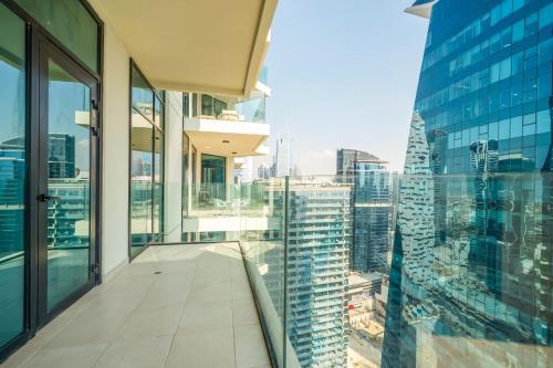 Elegant High Floor 2BR Furnished Urban Oasis - image 11