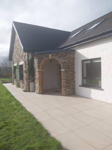 Large Cottage overlooking tranquil village Kerry in 凱利郊區