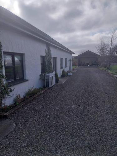 Large Cottage overlooking tranquil village Kerry in 凱利郊區