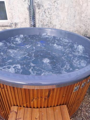 Large Cottage overlooking tranquil village Kerry in 凱利郊區