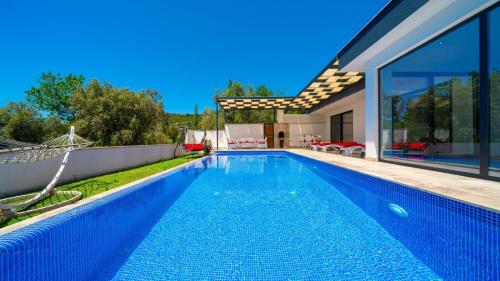 Üzümlü 2 bedroom secluded villa with heated pool private pool hot tub – khách sạn tại Uzumlu