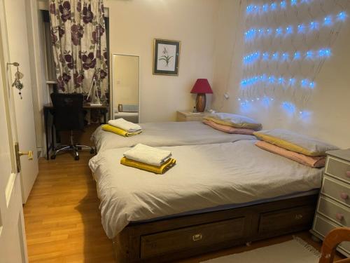 Charming Old Cottage for Share, Cosy Double Room with 2 Single Bed in Danderhall