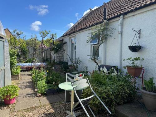 Charming Old Cottage for Share, Cosy Double Room with 2 Single Bed in Danderhall