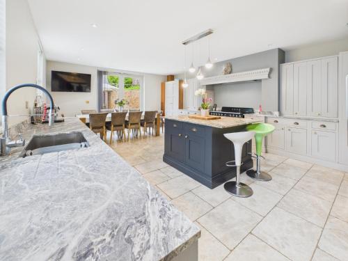 Cocina, Green Hat Stays - Chepstow - Harvax House in Chepstow