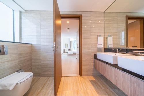 Stunning 2BR Apt High-Floor Breathtaking Views - image 9