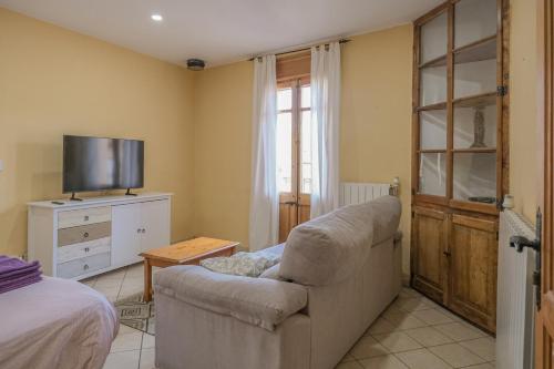 Apartamento con balcón en Sant Jaume (Apartamento con balcon en Sant Jaume) in San Jaime De Llierca