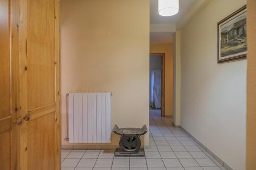 Alojamiento con chimenea en Sant Jaume de Llierca in San Jaime De Llierca