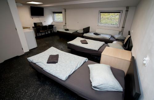 4 twin beds