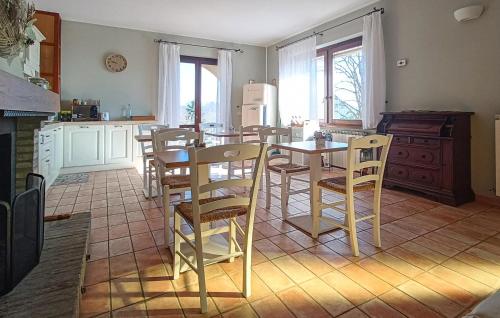 virtuve, Apartment With Private Pool in Montefelcino